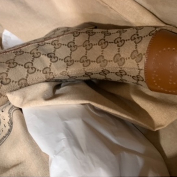 Beautiful brand new authentic Gucci boots size 7. Must have.Bough then in Milan. - Picture 2 of 3